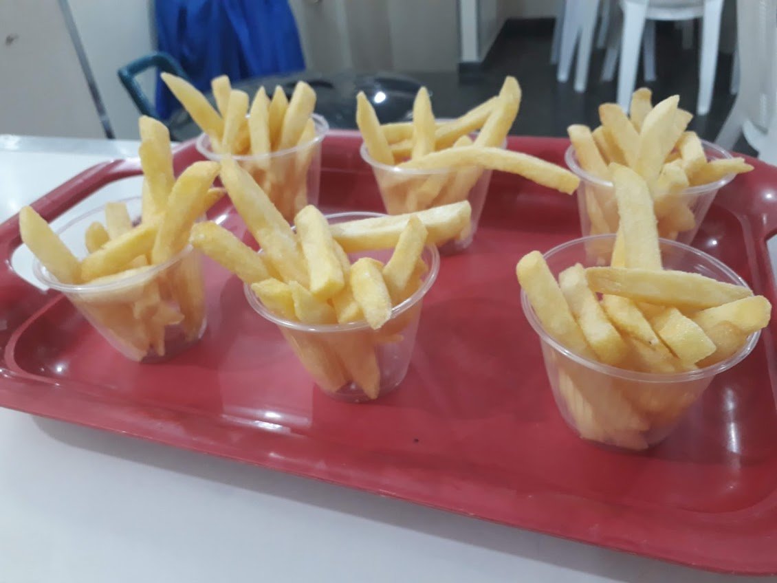 Batata frita servida em porções individuais pela Festas e Cia
