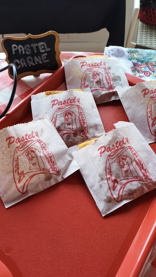 Mini pastéis servidos