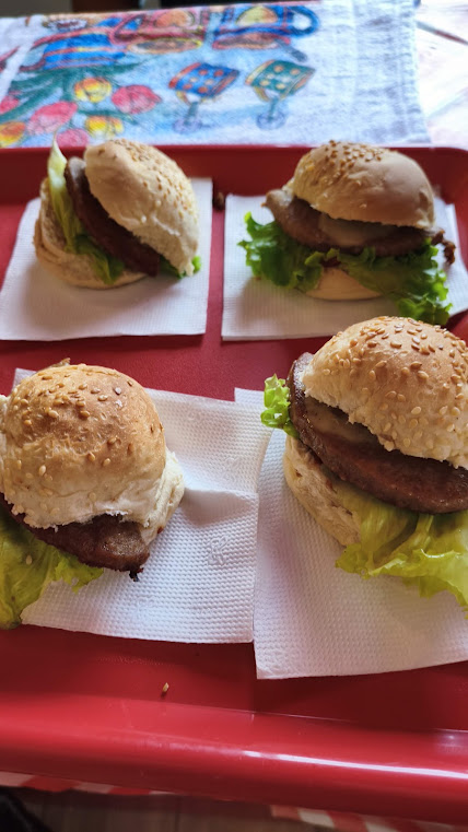 Mini hambúrgueres com queijo e salada