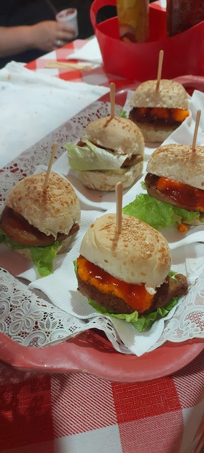 Mini X-Burguers servidos em bandeja
